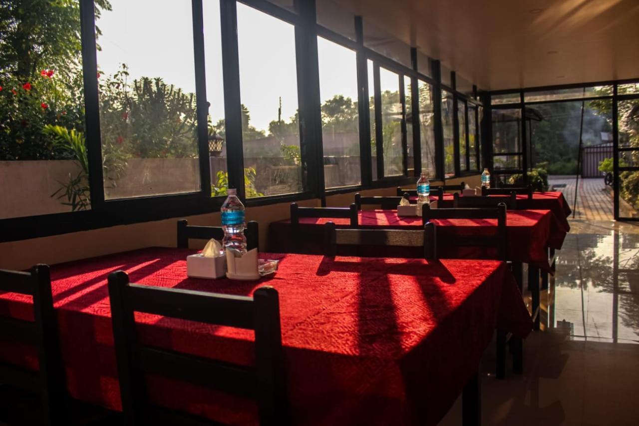 Hotel Flycatcher Chitwan- A Jungle Safari Home Sauraha Bagian luar foto
