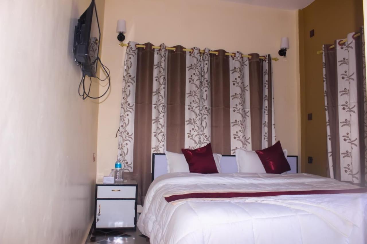 Hotel Flycatcher Chitwan- A Jungle Safari Home Sauraha Bagian luar foto