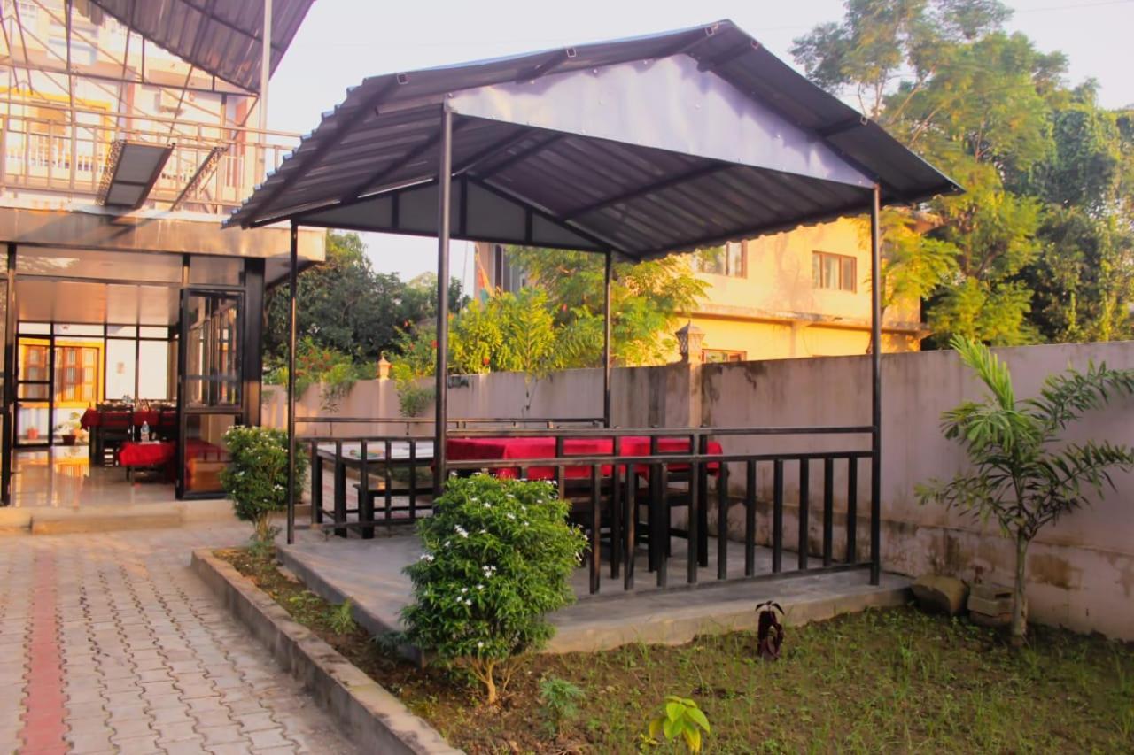 Hotel Flycatcher Chitwan- A Jungle Safari Home Sauraha Bagian luar foto