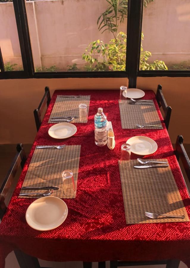 Hotel Flycatcher Chitwan- A Jungle Safari Home Sauraha Bagian luar foto