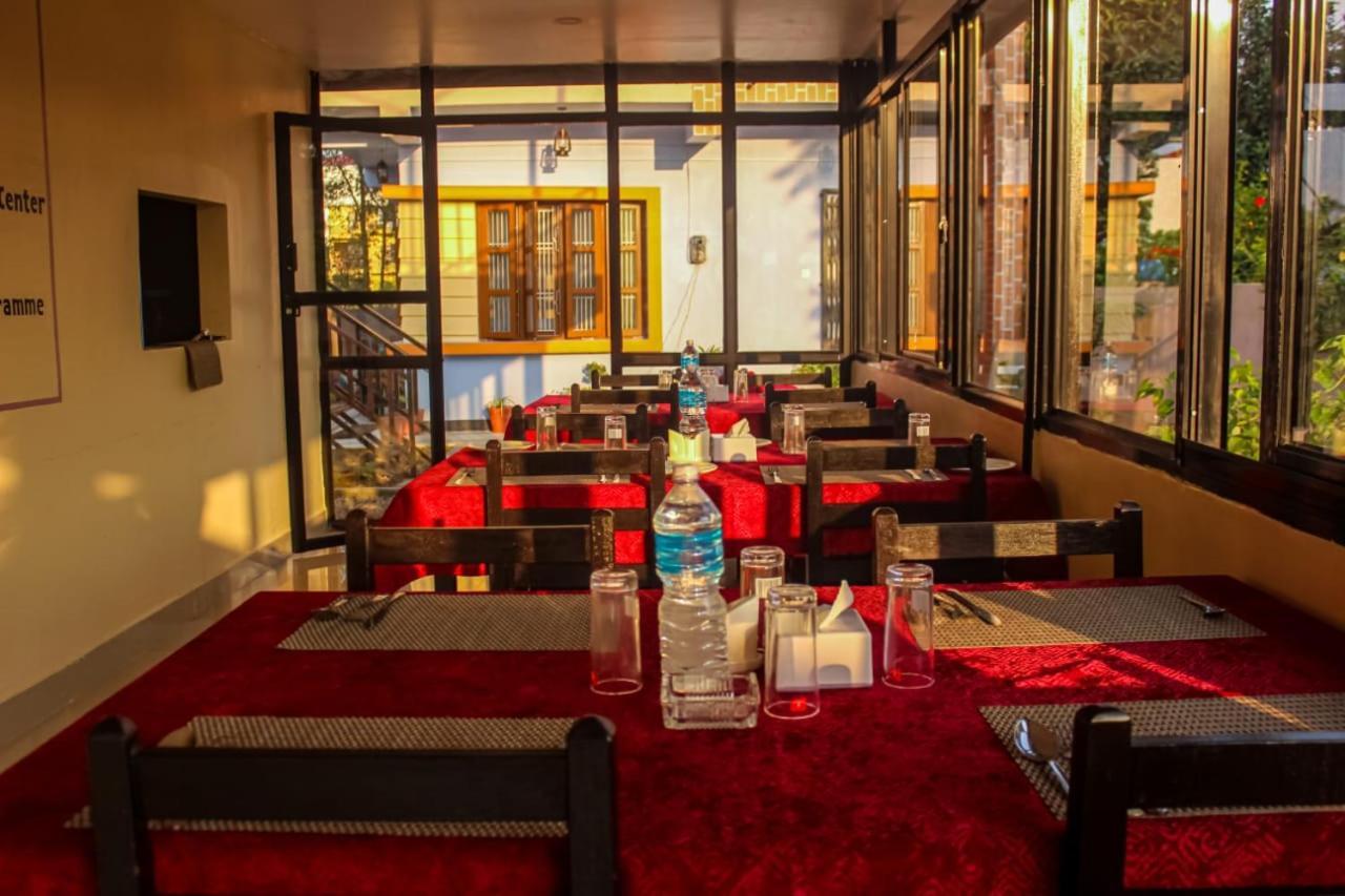 Hotel Flycatcher Chitwan- A Jungle Safari Home Sauraha Bagian luar foto