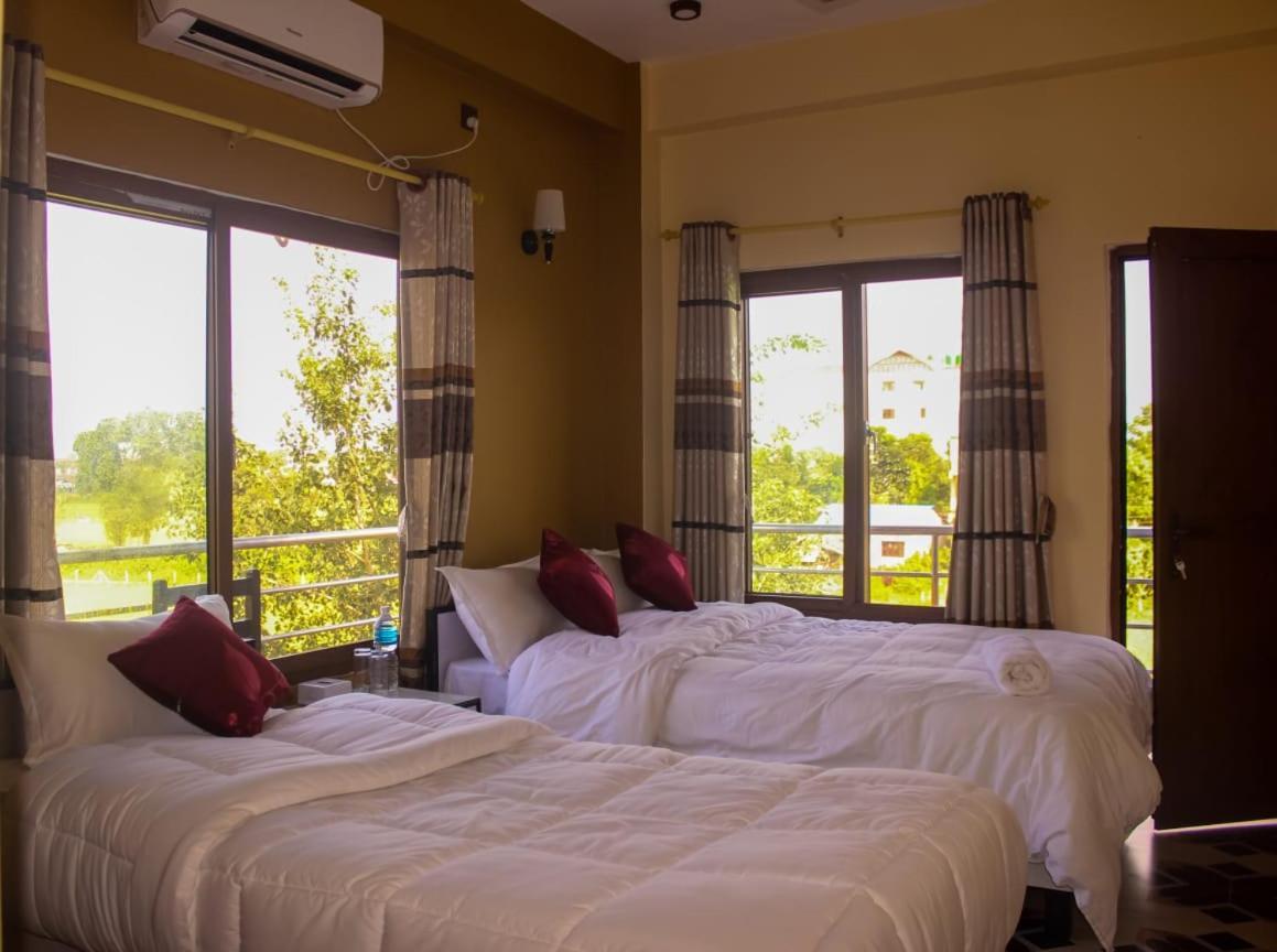 Hotel Flycatcher Chitwan- A Jungle Safari Home Sauraha Bagian luar foto