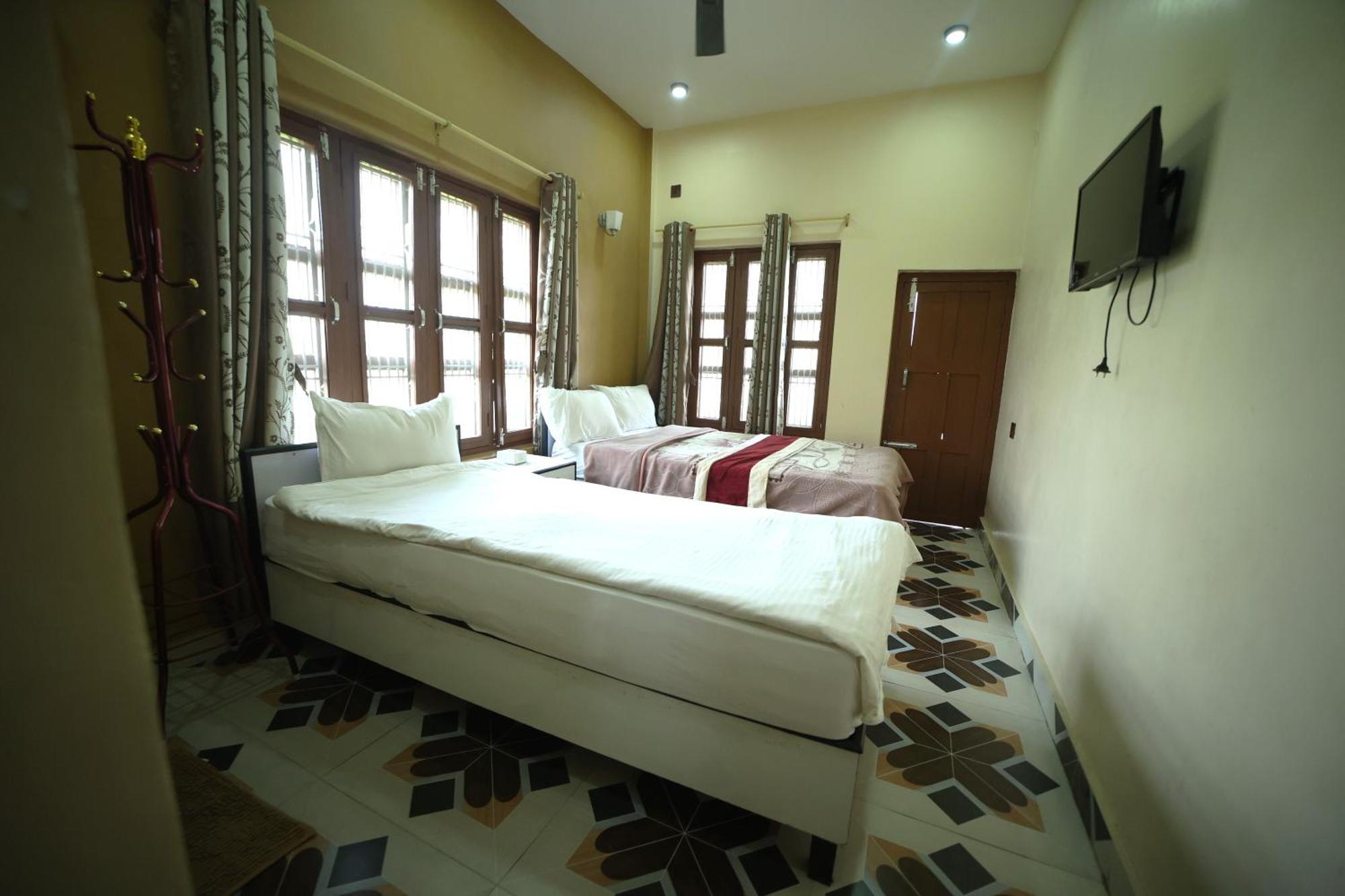 Hotel Flycatcher Chitwan- A Jungle Safari Home Sauraha Bagian luar foto