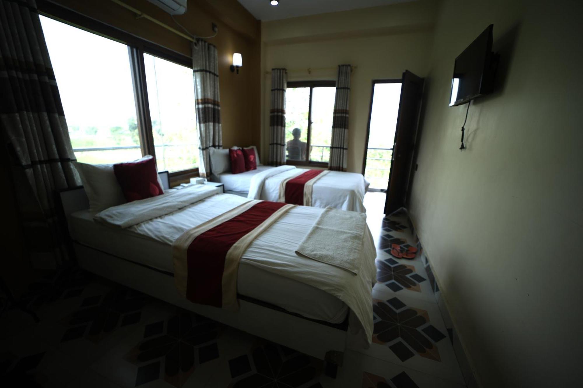 Hotel Flycatcher Chitwan- A Jungle Safari Home Sauraha Bagian luar foto