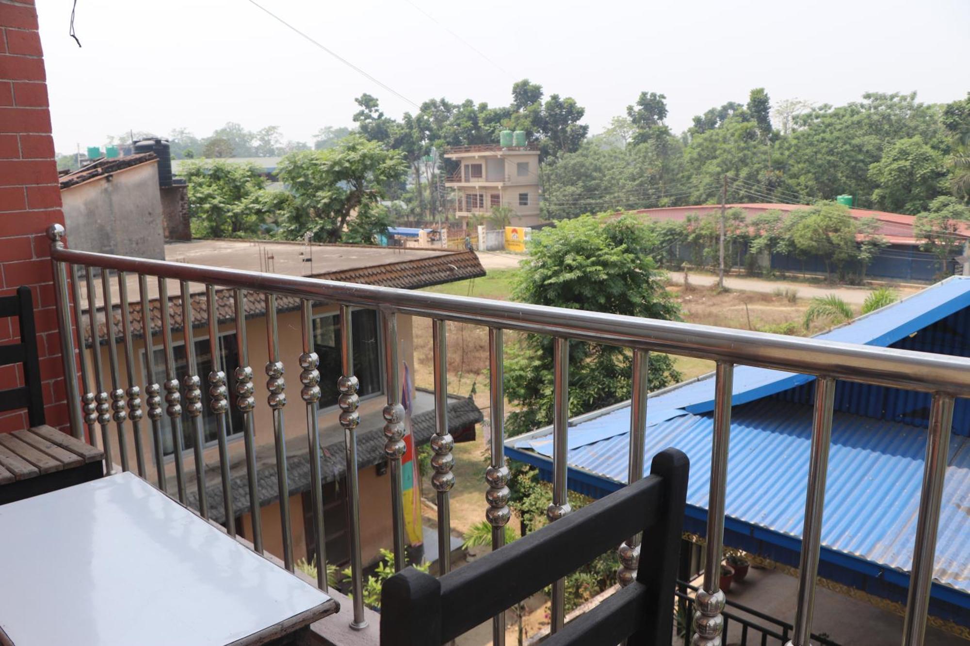 Hotel Flycatcher Chitwan- A Jungle Safari Home Sauraha Bagian luar foto