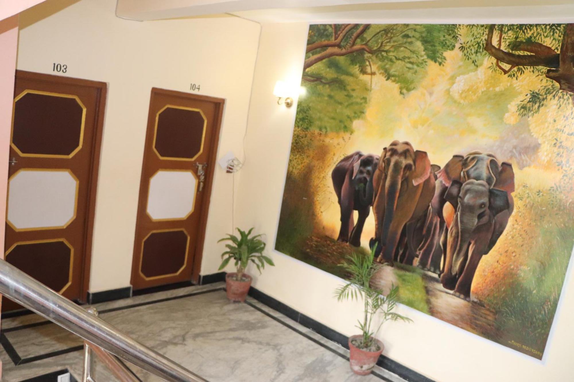 Hotel Flycatcher Chitwan- A Jungle Safari Home Sauraha Bagian luar foto