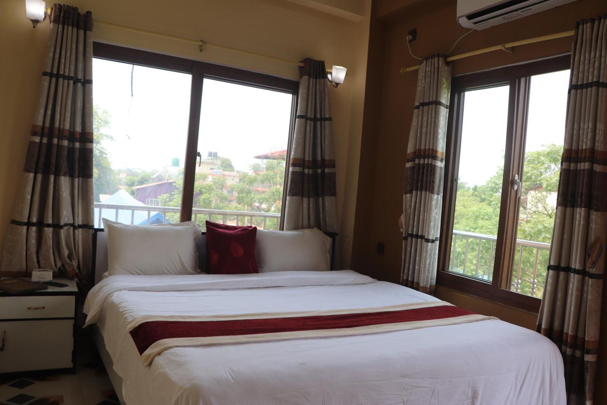 Hotel Flycatcher Chitwan- A Jungle Safari Home Sauraha Bagian luar foto