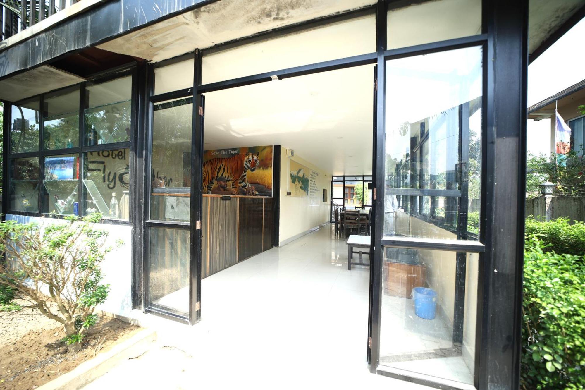 Hotel Flycatcher Chitwan- A Jungle Safari Home Sauraha Bagian luar foto