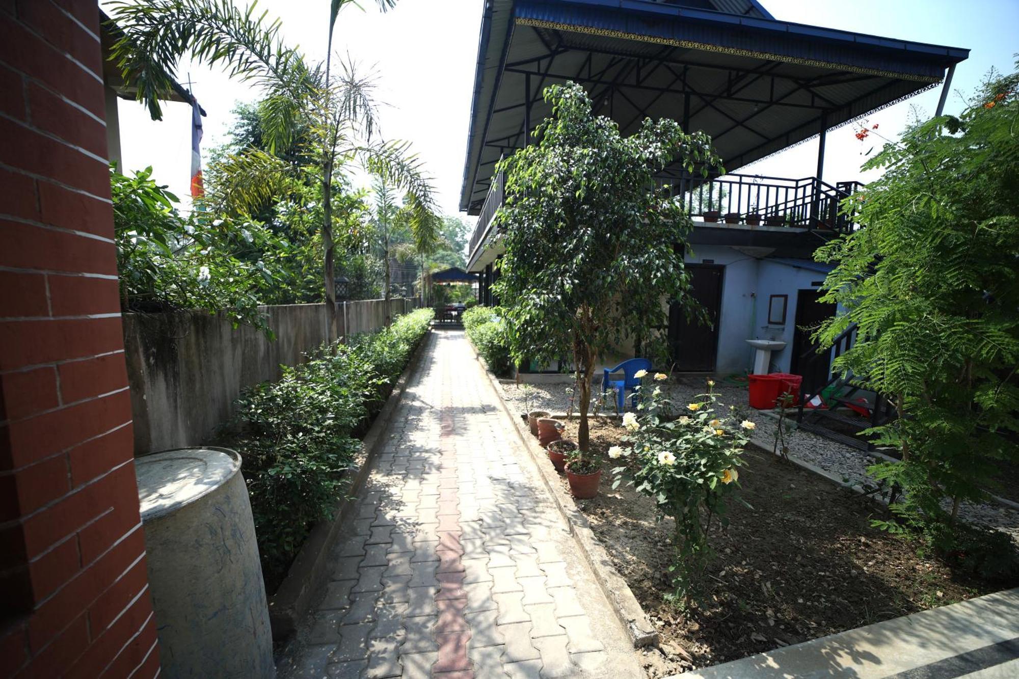 Hotel Flycatcher Chitwan- A Jungle Safari Home Sauraha Bagian luar foto