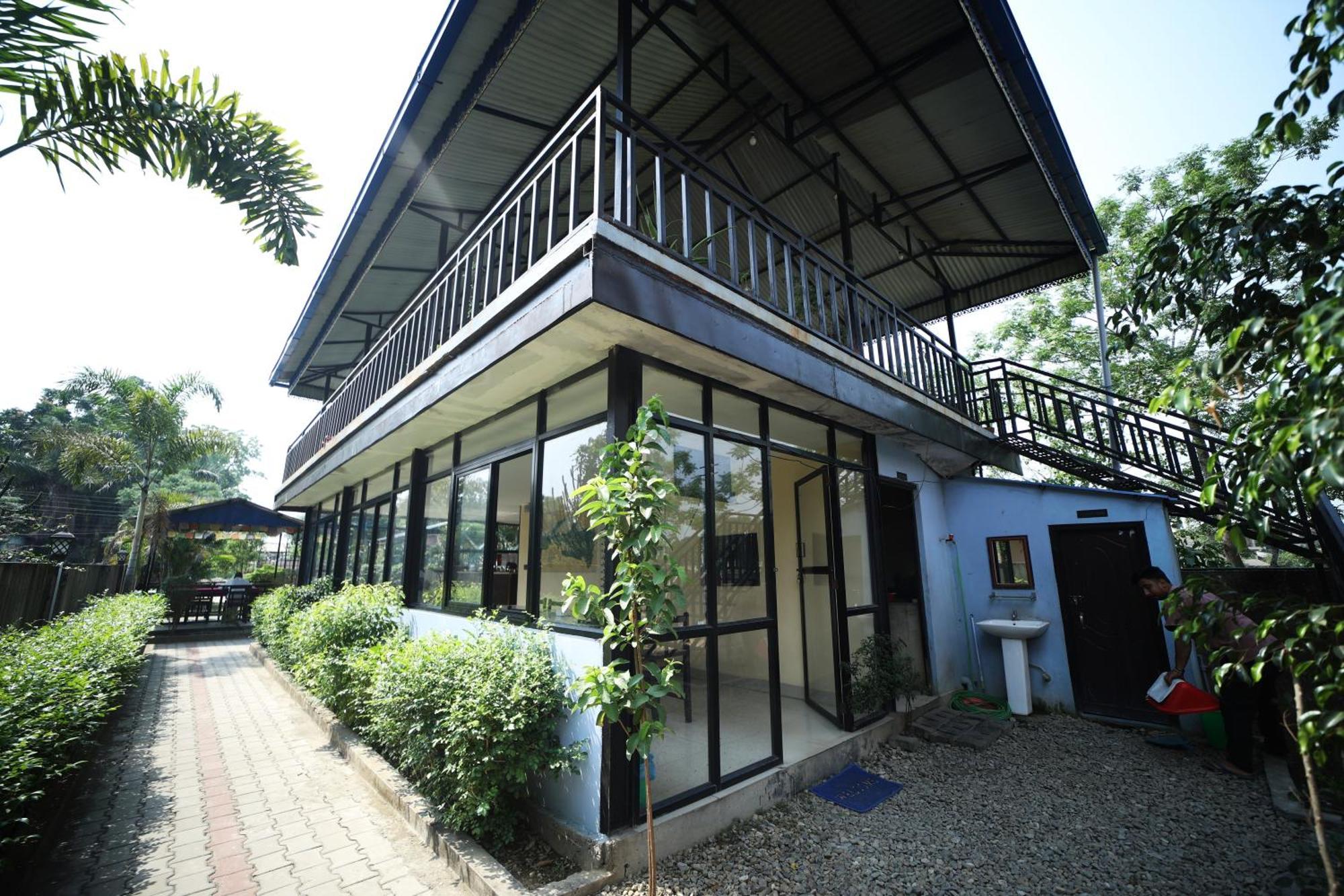 Hotel Flycatcher Chitwan- A Jungle Safari Home Sauraha Bagian luar foto