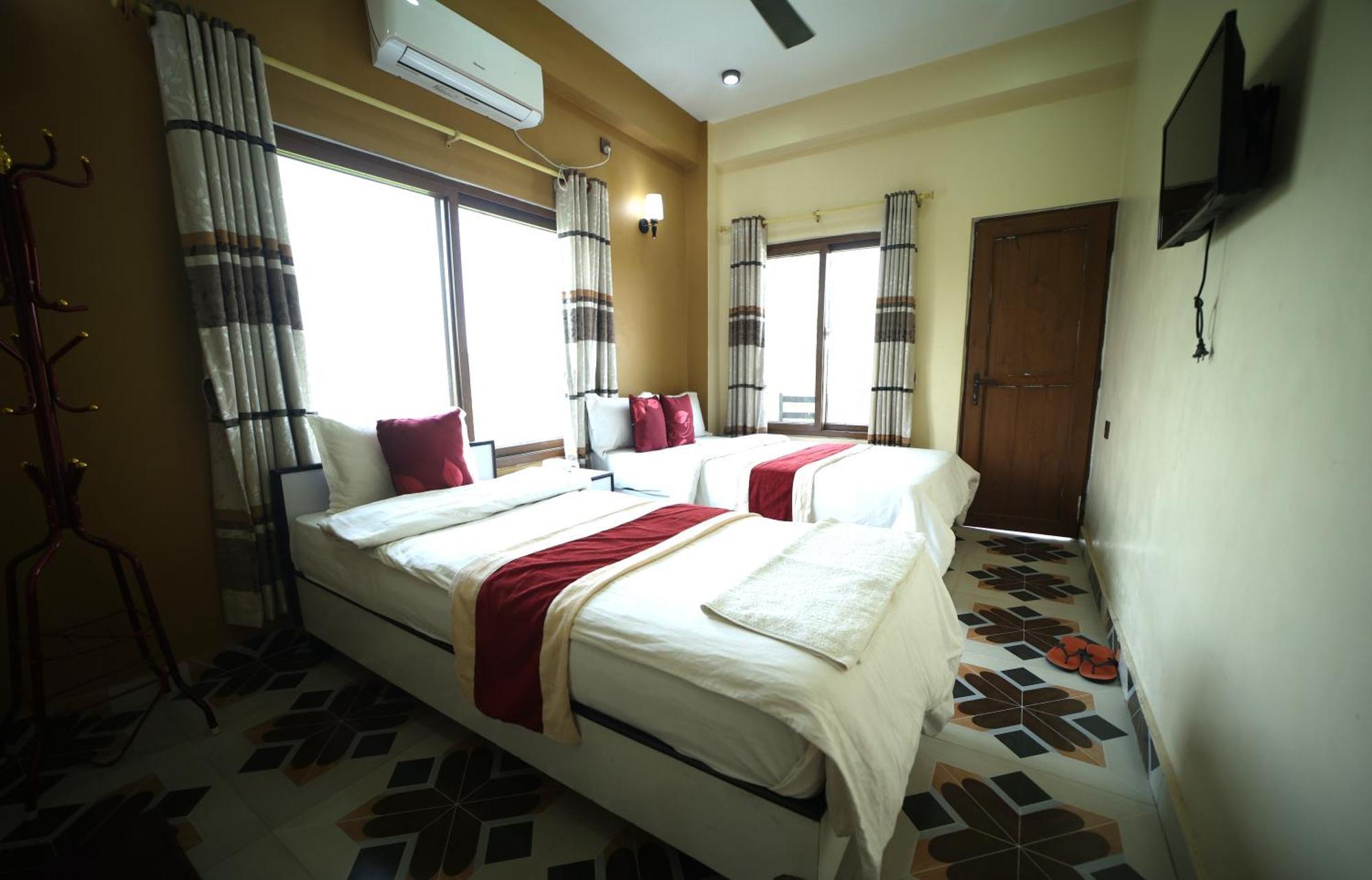 Hotel Flycatcher Chitwan- A Jungle Safari Home Sauraha Bagian luar foto