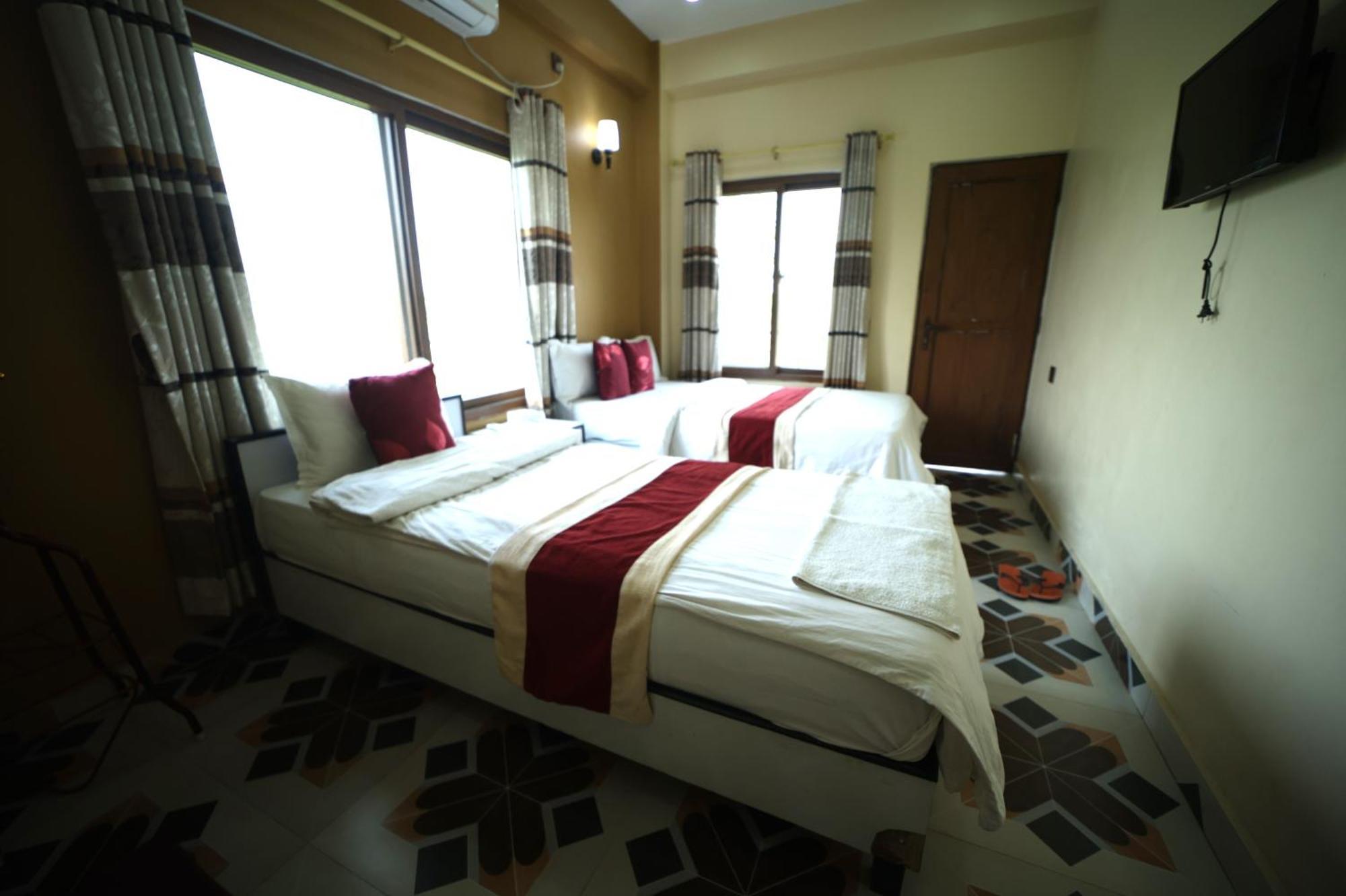 Hotel Flycatcher Chitwan- A Jungle Safari Home Sauraha Bagian luar foto