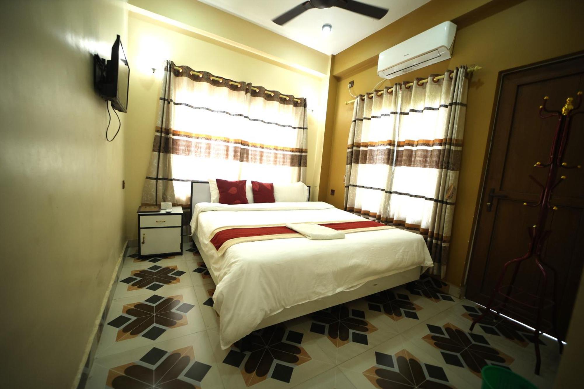 Hotel Flycatcher Chitwan- A Jungle Safari Home Sauraha Bagian luar foto