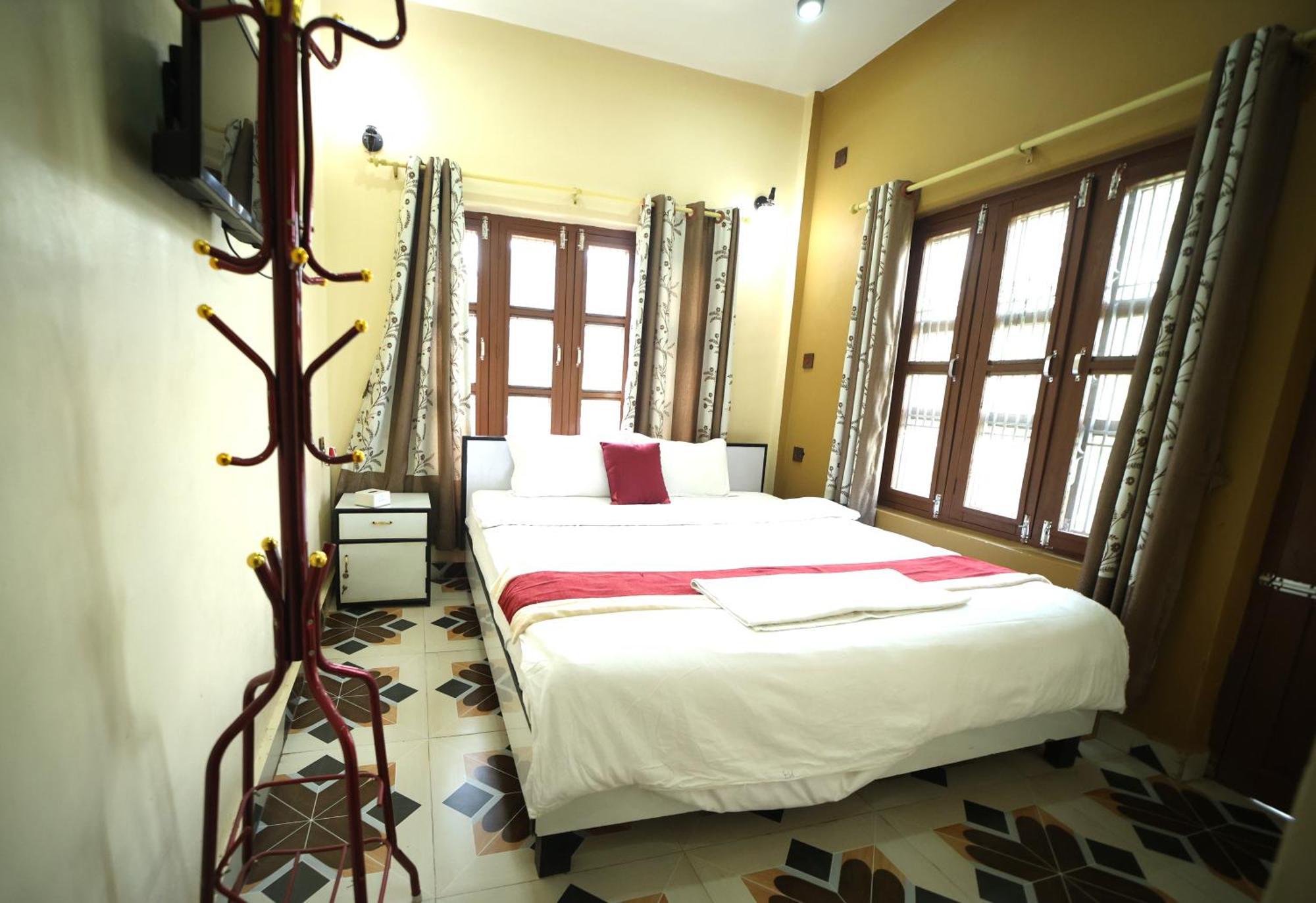Hotel Flycatcher Chitwan- A Jungle Safari Home Sauraha Bagian luar foto