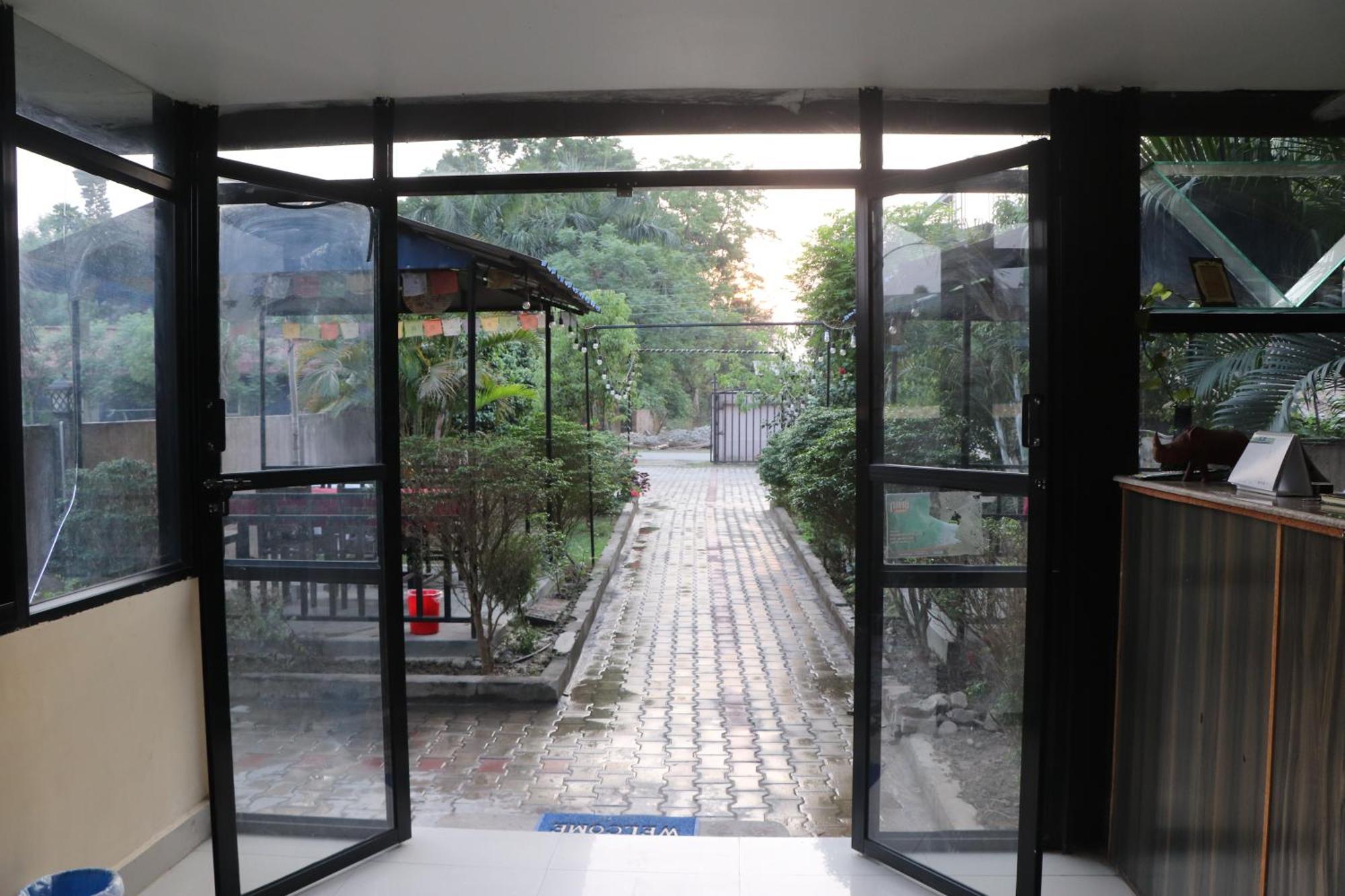 Hotel Flycatcher Chitwan- A Jungle Safari Home Sauraha Bagian luar foto