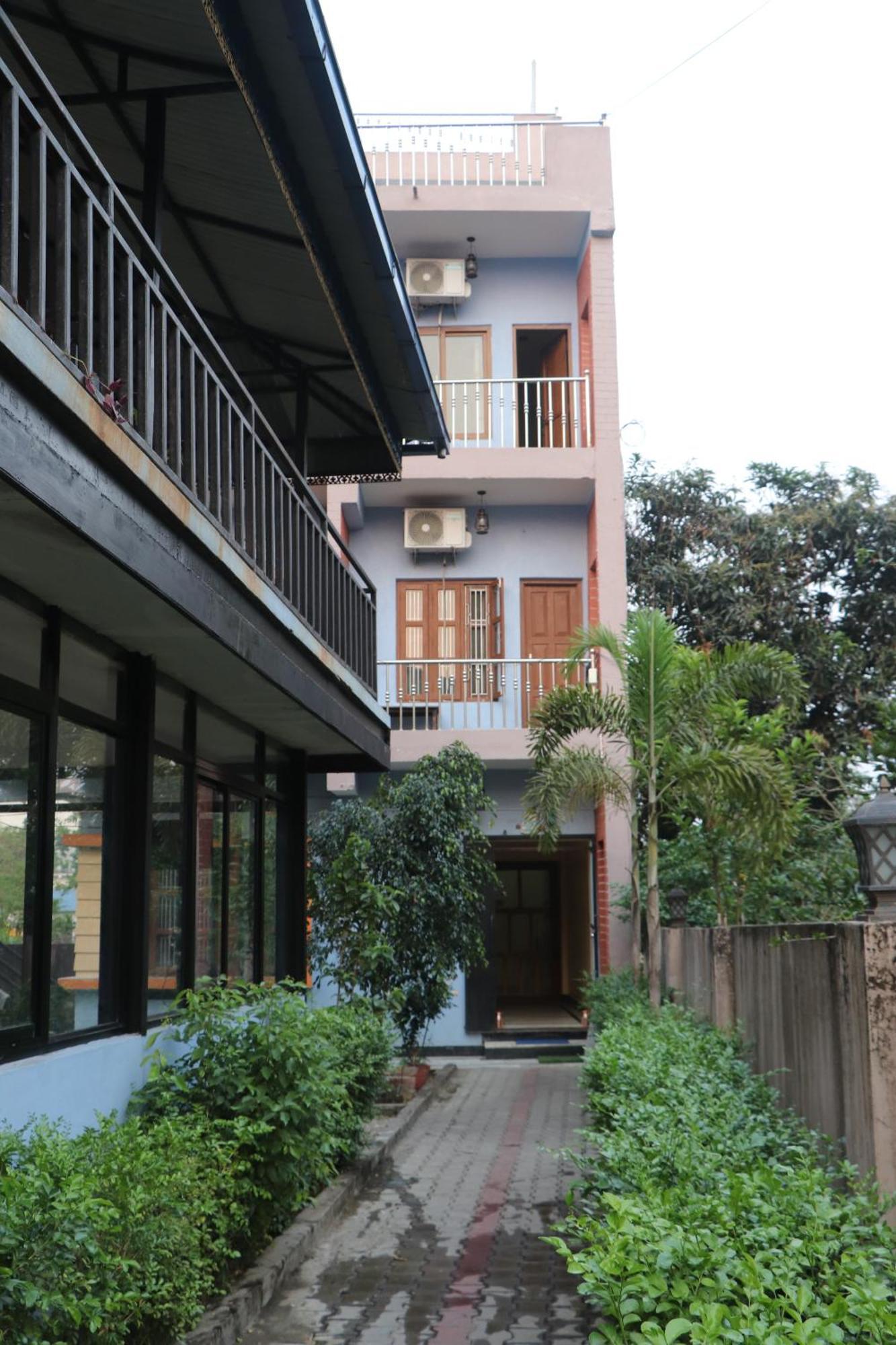 Hotel Flycatcher Chitwan- A Jungle Safari Home Sauraha Bagian luar foto