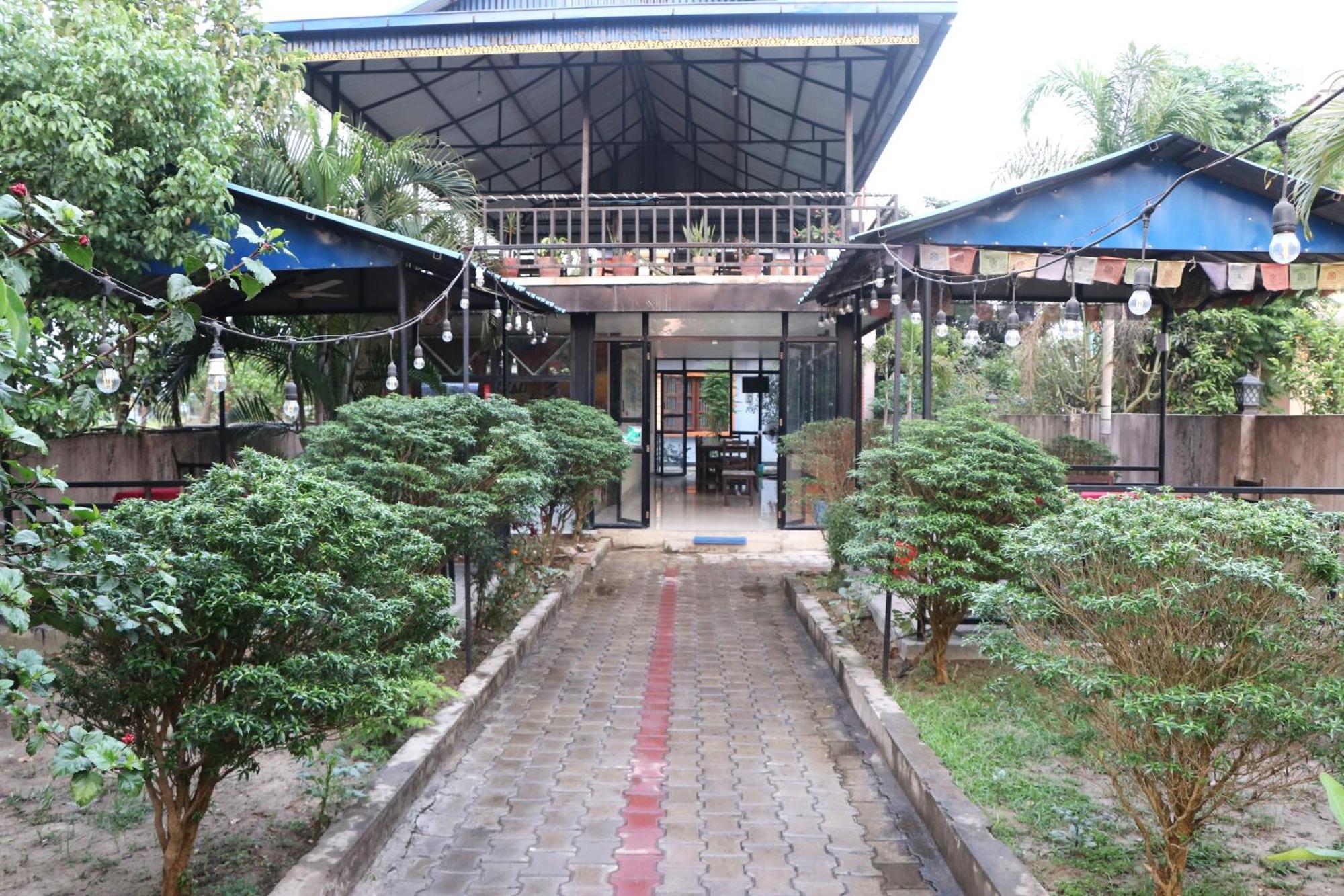 Hotel Flycatcher Chitwan- A Jungle Safari Home Sauraha Bagian luar foto