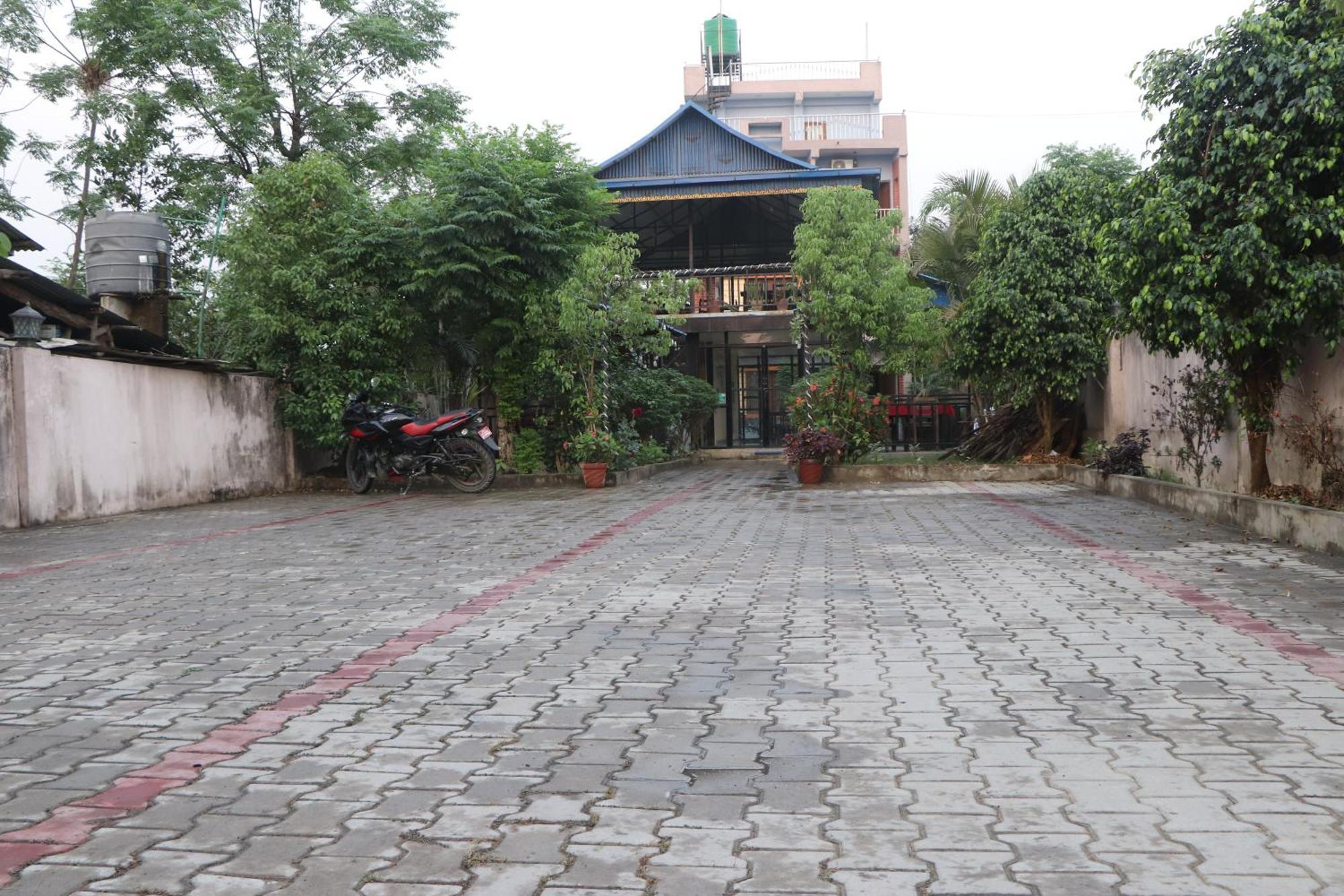 Hotel Flycatcher Chitwan- A Jungle Safari Home Sauraha Bagian luar foto