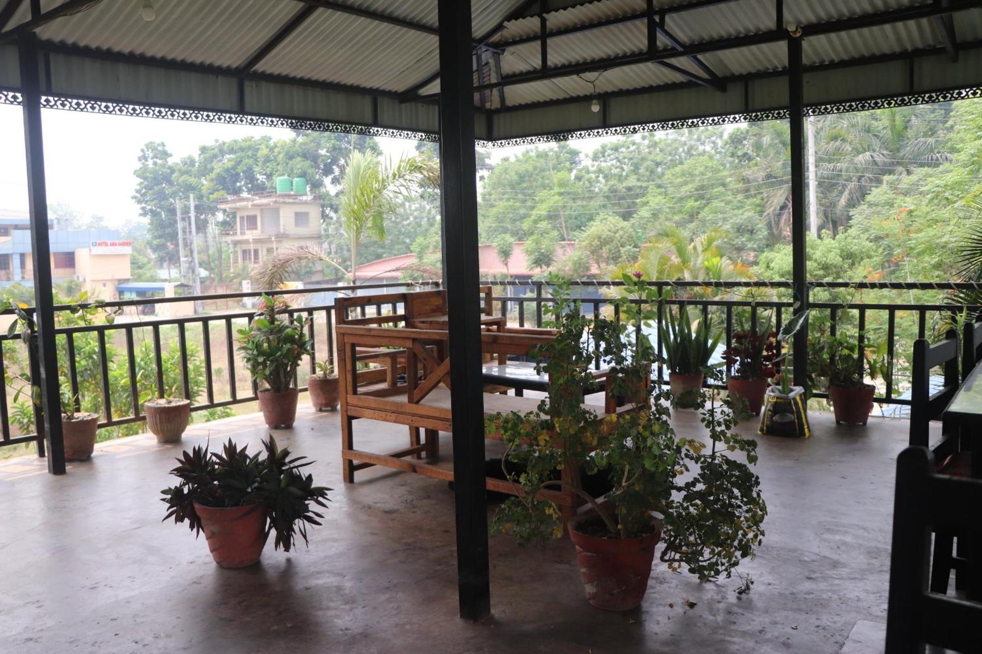 Hotel Flycatcher Chitwan- A Jungle Safari Home Sauraha Bagian luar foto
