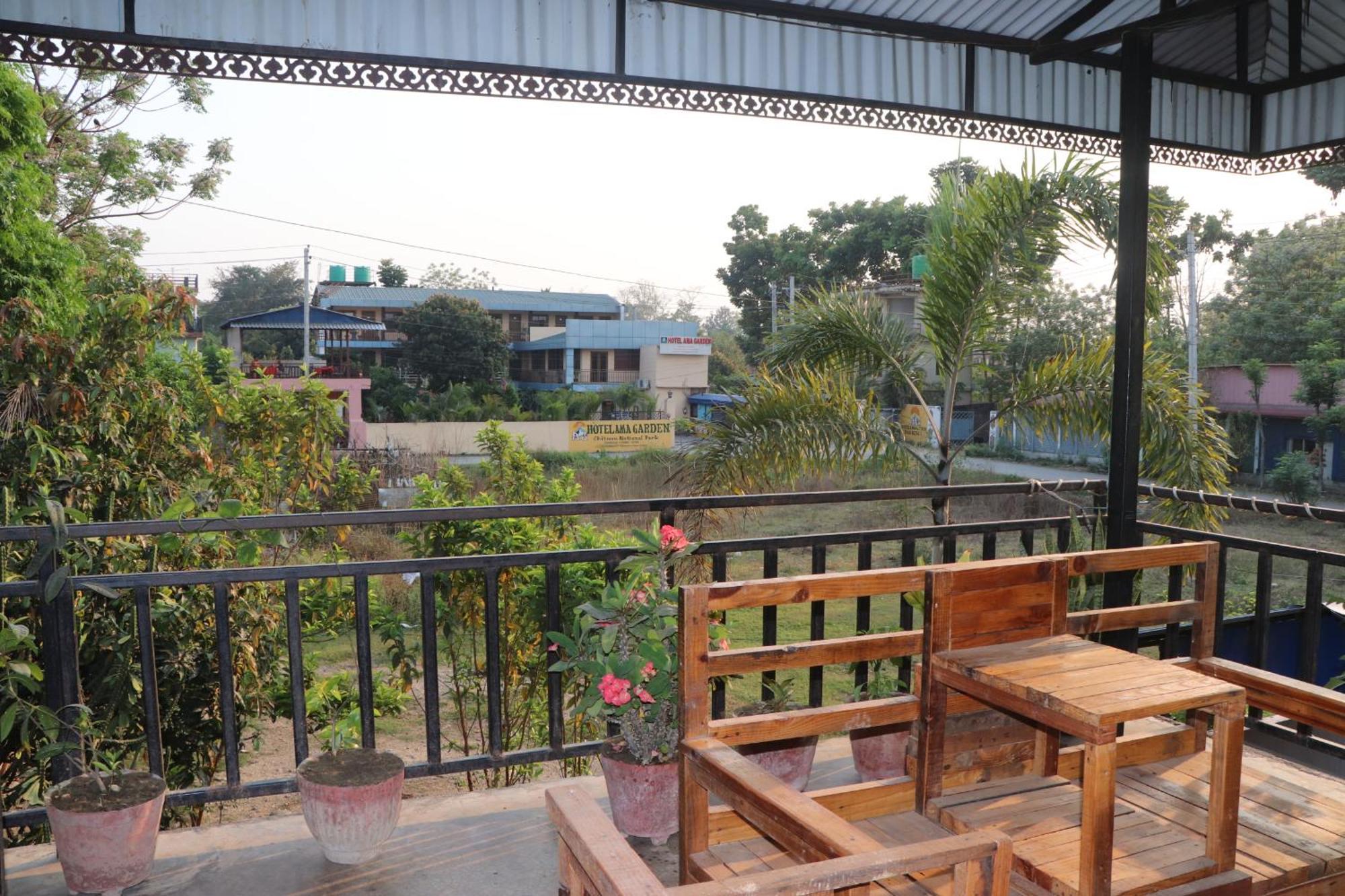 Hotel Flycatcher Chitwan- A Jungle Safari Home Sauraha Bagian luar foto