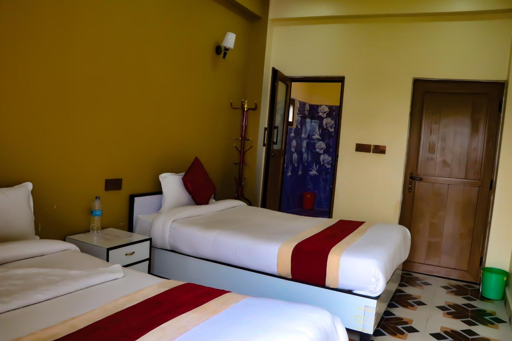 Hotel Flycatcher Chitwan- A Jungle Safari Home Sauraha Bagian luar foto