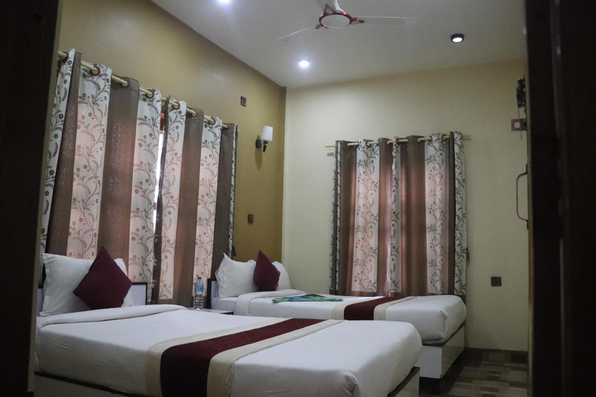 Hotel Flycatcher Chitwan- A Jungle Safari Home Sauraha Bagian luar foto