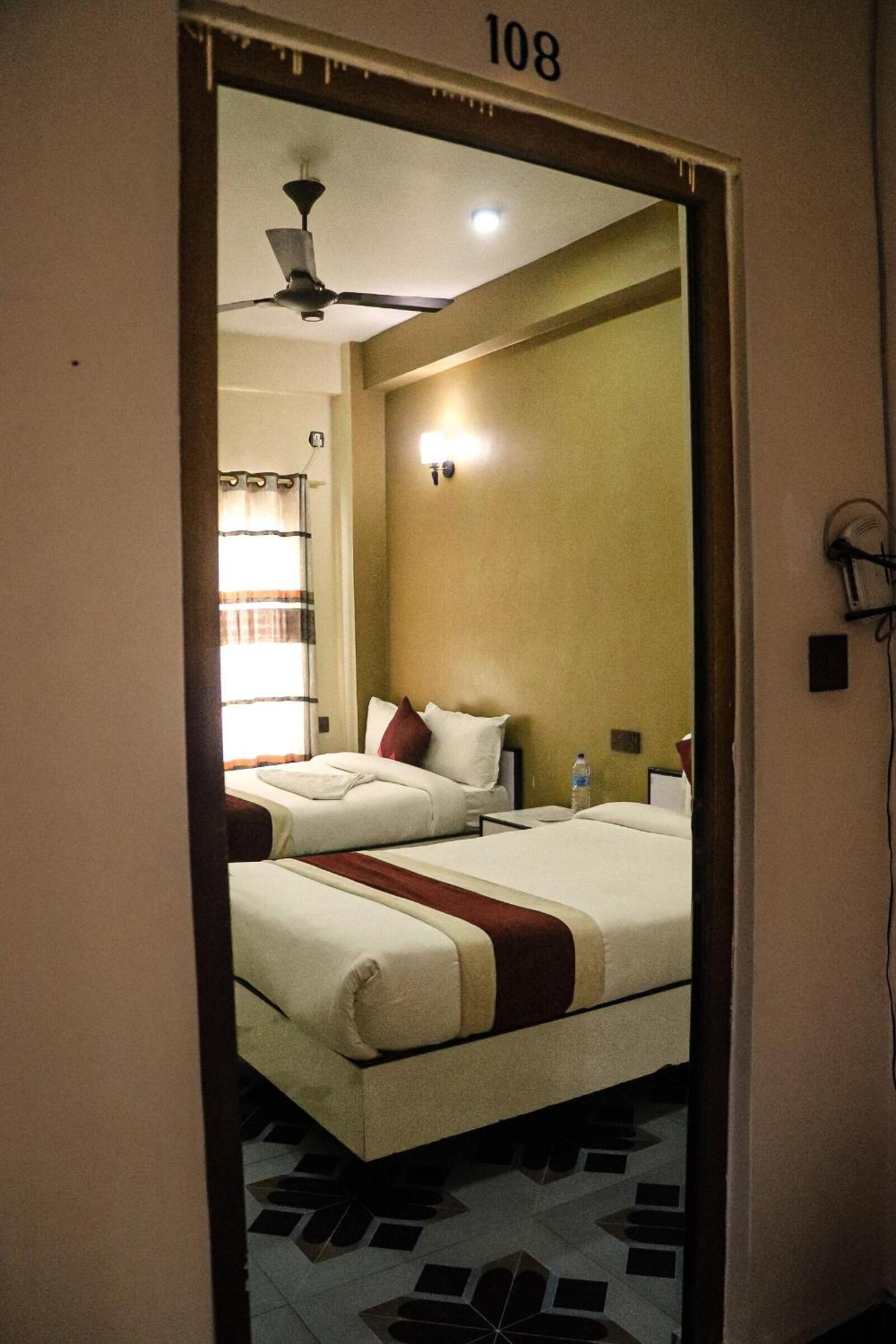 Hotel Flycatcher Chitwan- A Jungle Safari Home Sauraha Bagian luar foto