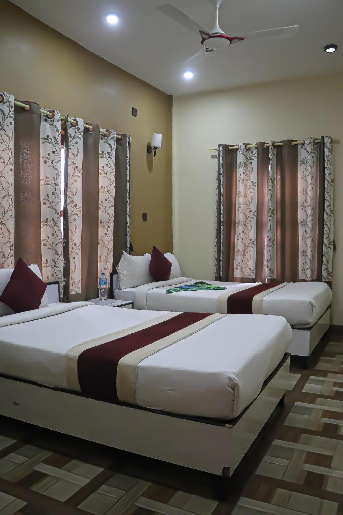 Hotel Flycatcher Chitwan- A Jungle Safari Home Sauraha Bagian luar foto